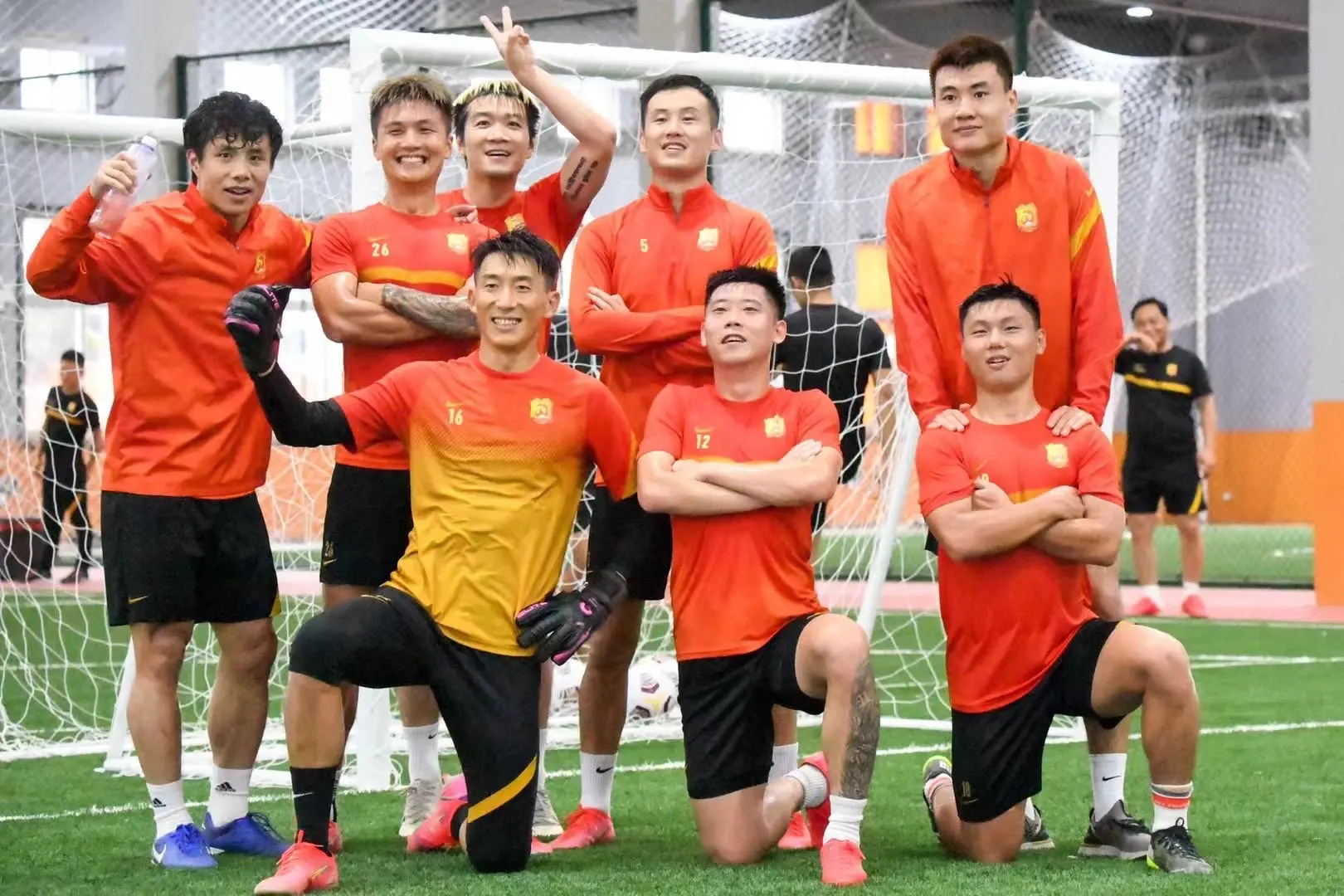 蒿俊闵武汉踢野球,蒿俊闵踹滕卡特