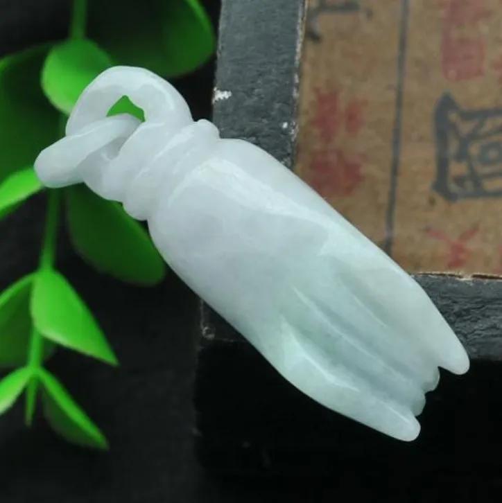 被誉为“福气之手”的翡翠佛手有啥款式？翡翠佛手适合哪些人戴？