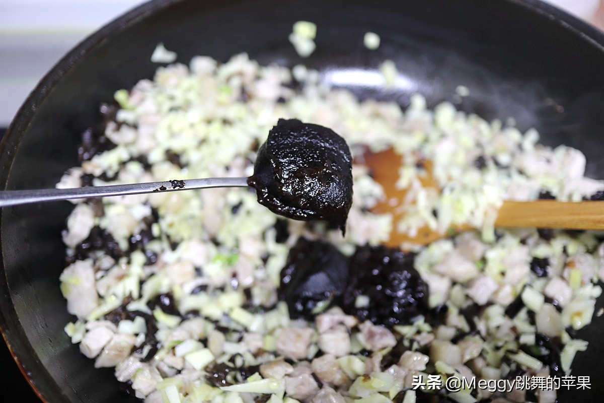 春天必吃的春笋酱肉包子，一锅16个全进肚了，抹抹嘴还没解馋