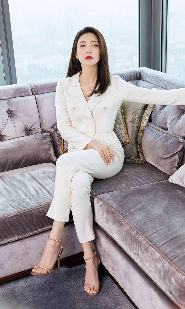 该留多长的头发，让你的身高来决定，剪对了显高还提升气质