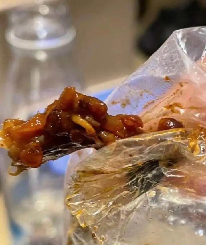 网友点了一份烤鸭,网友点个外卖吃到一根奇怪的毛