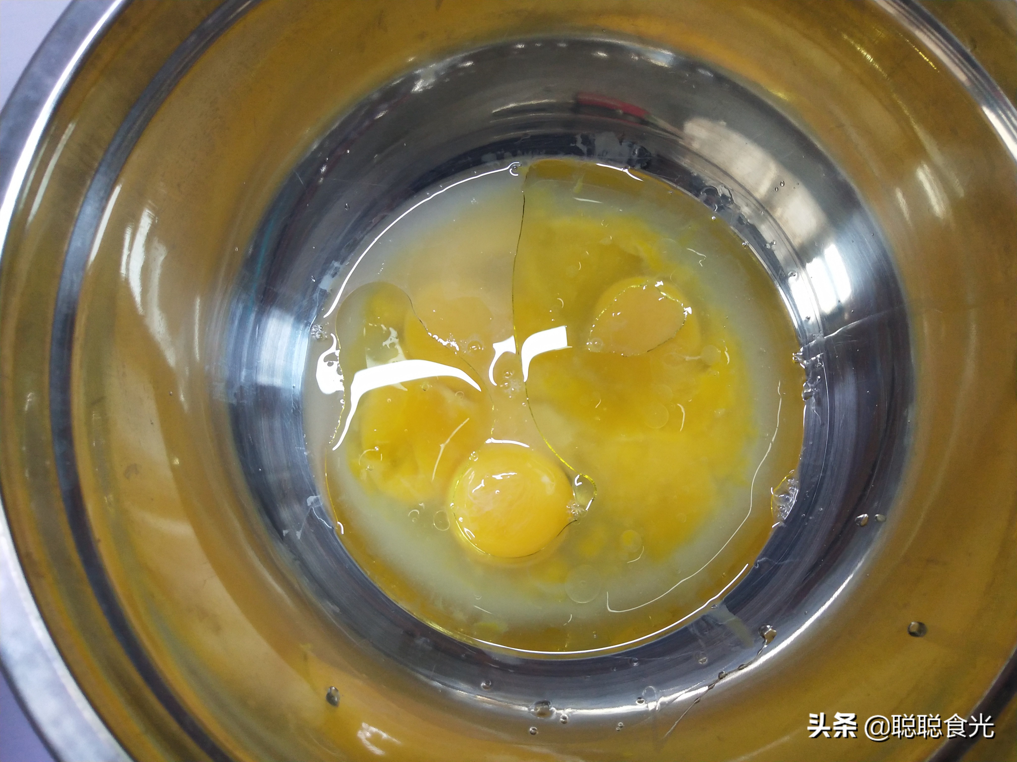 用烤箱做蛋糕怎么才不开裂,蛋糕在烤箱里烤蓬松起来又塌了