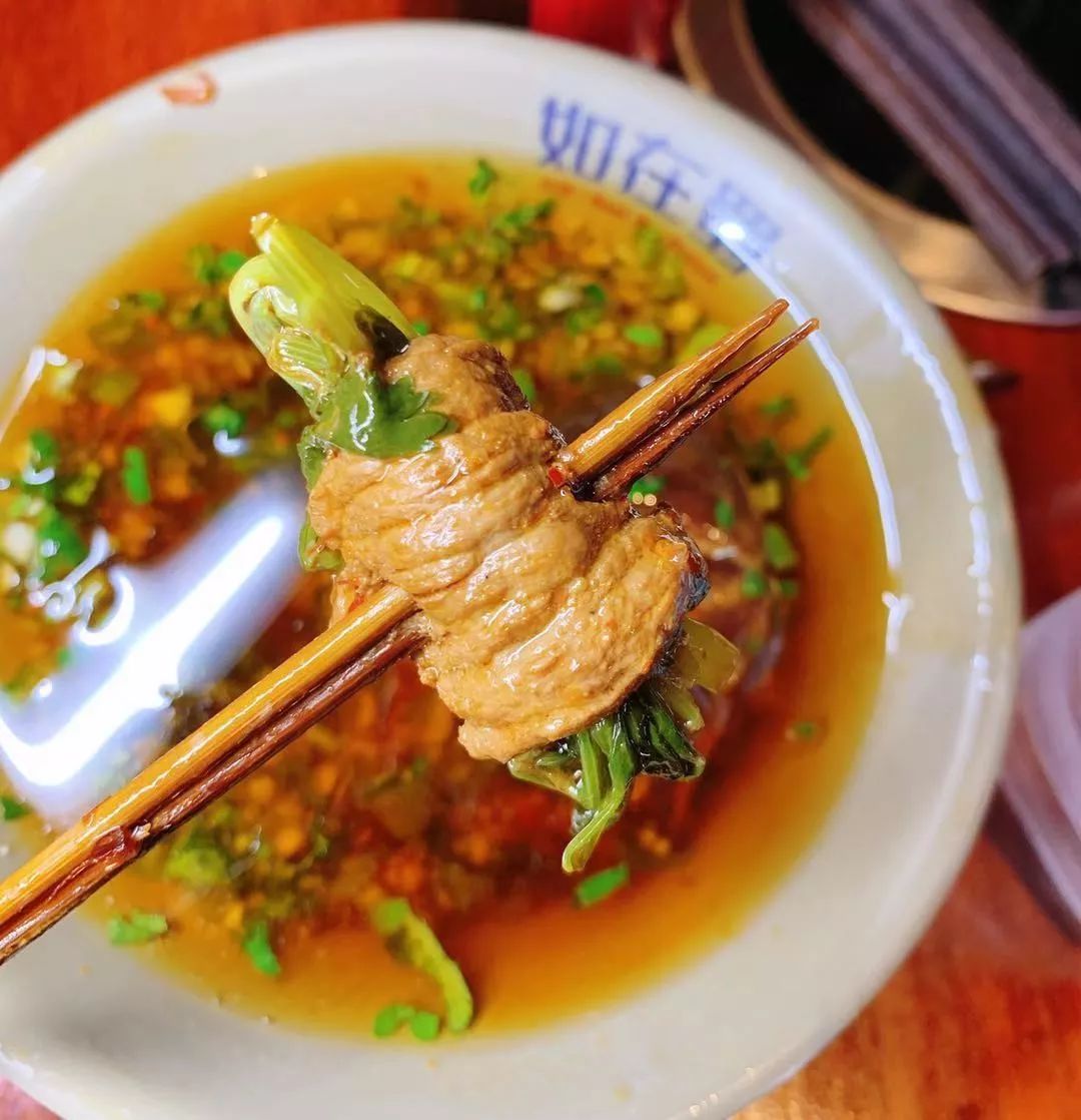 长春最强演艺阵容竟藏在这家火锅店里，火锅涮串自由切换，太嗨了