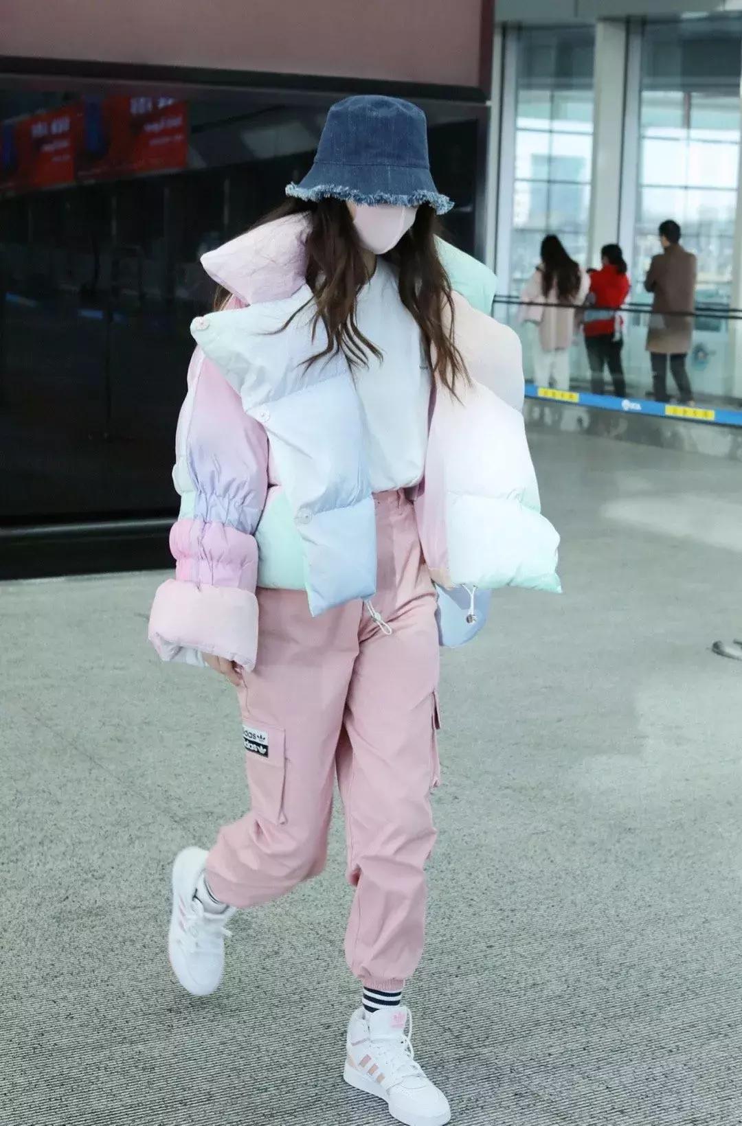 杨颖穿的新中式衣服是什么品牌,杨颖穿阿迪达斯羽绒服