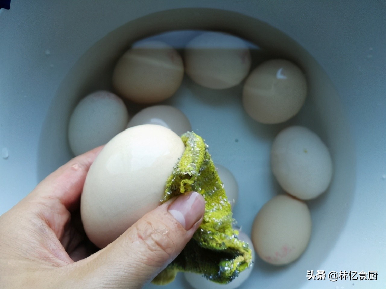 腌咸蛋出油的小妙招,快速腌制咸蛋出油最佳方法