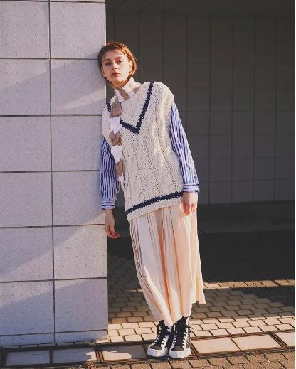 毛衣叠穿衬衫怎么穿更好看,毛衣衬衫叠穿搭配什么裤子