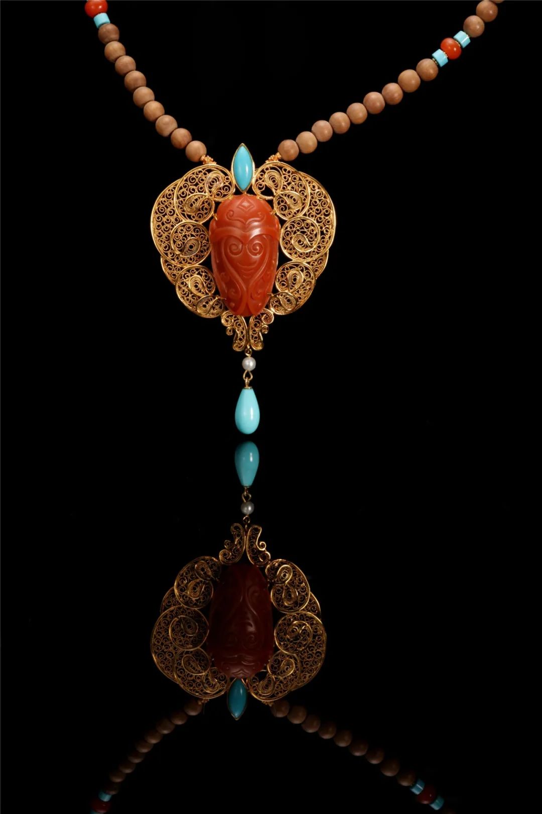 她设计的珠宝如画似景承包了你对美的所有渴求与遐想