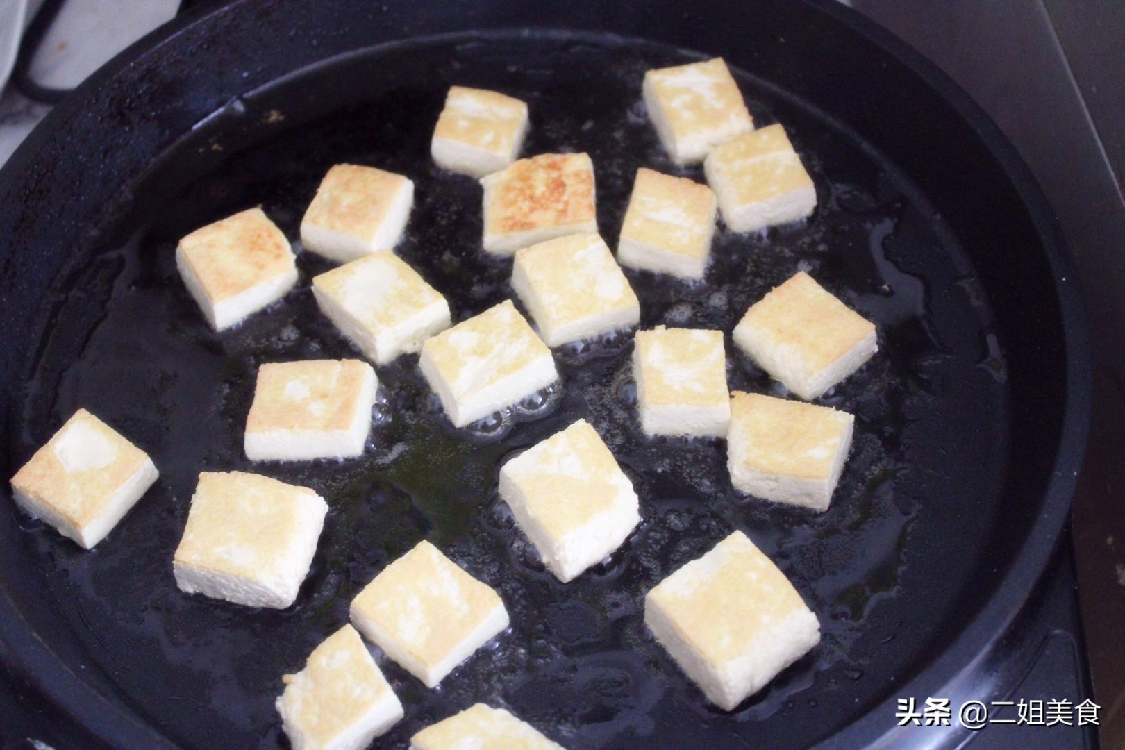 想炖豆腐不容易碎,有人说切大块,有人说加盐,错!教您正确做法