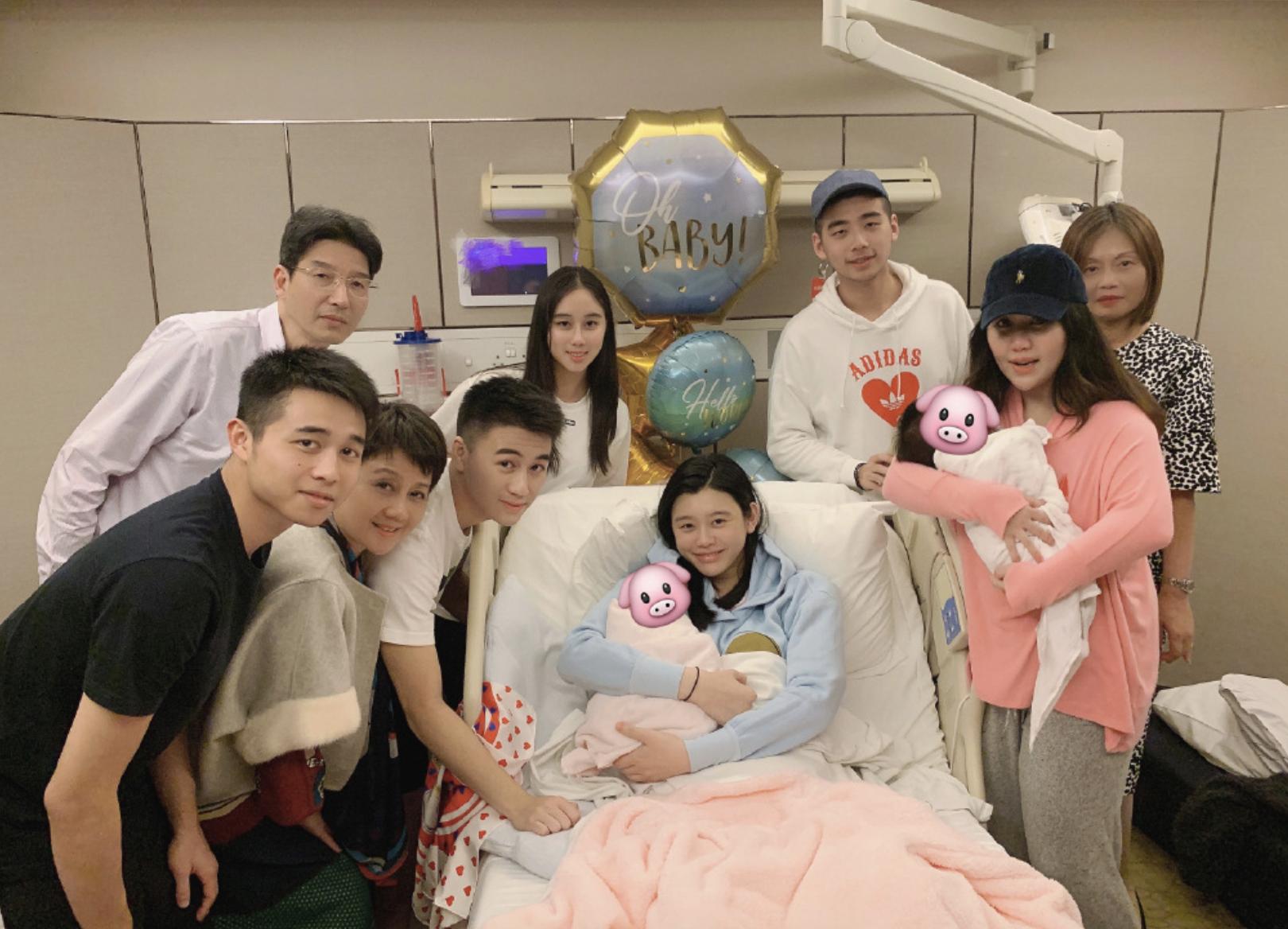 奚梦瑶何猷君大豪门家族合照,奚梦瑶晒与老公何猷君合照