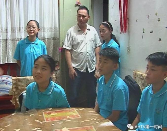 爸爸要求五胞胎分到5个班,五胞胎家长要求分班