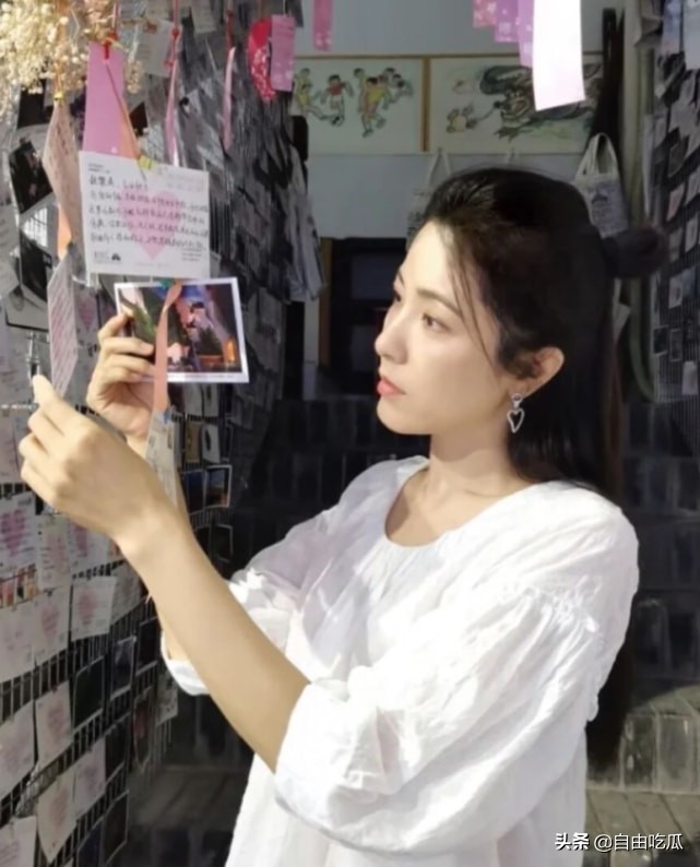 43岁曾黎皮肤白皙对镜甜笑,43岁曾黎发型图片