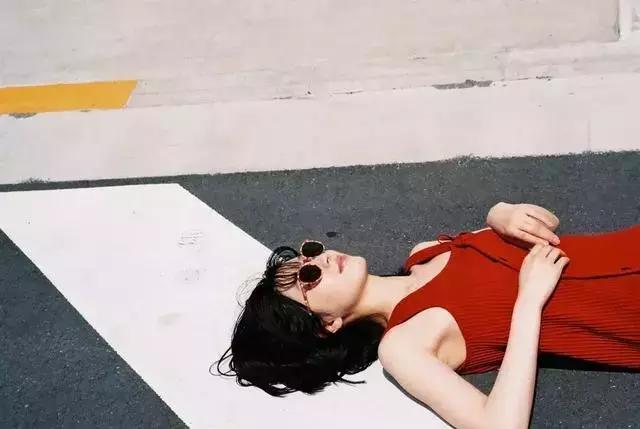 2018年冬季最流行的颜色，“红梨色”显得尤为突出，呼声很高