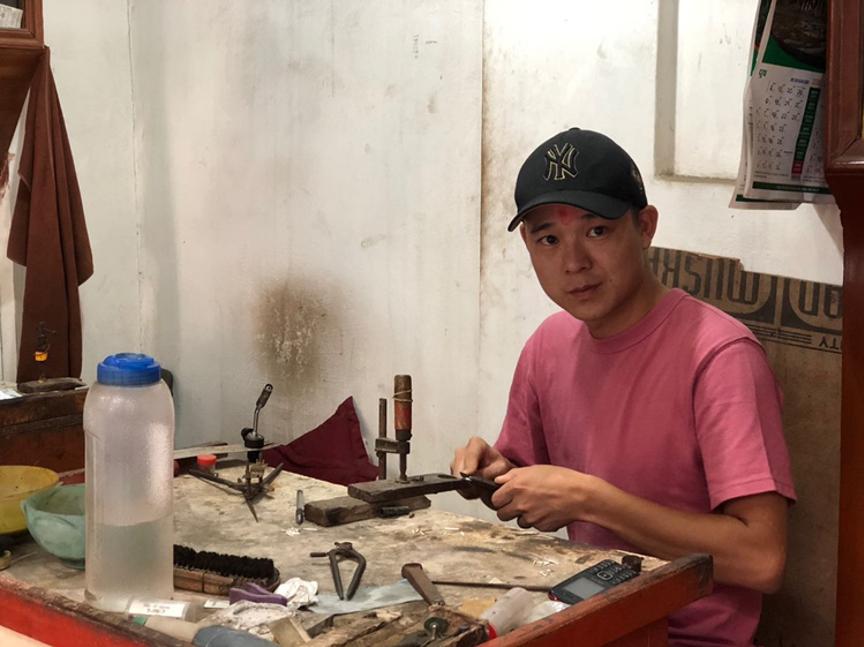 河南小伙亲赴尼泊尔农村，论斤收金刚，转手一颗卖30万给中国人