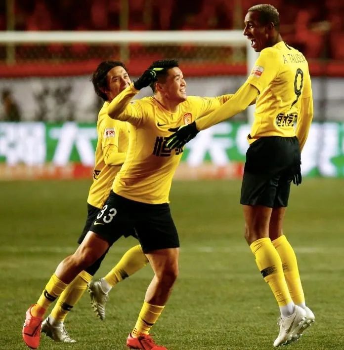 中国足球队员最高年薪是多少,足球球员年薪为什么突然这么高