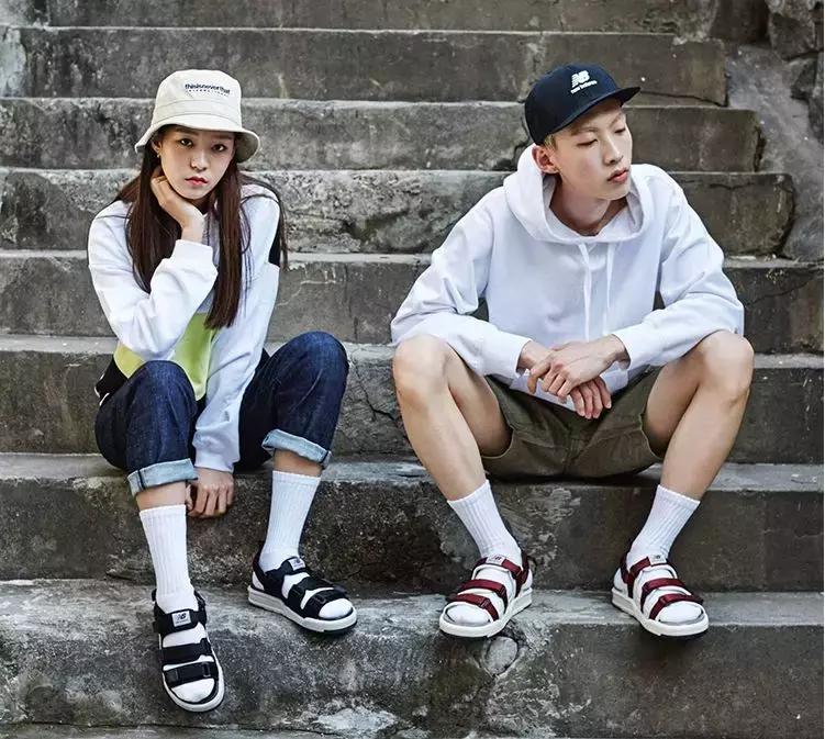 这个“反人类”的穿搭组合，竟然在夏天成了街拍利器