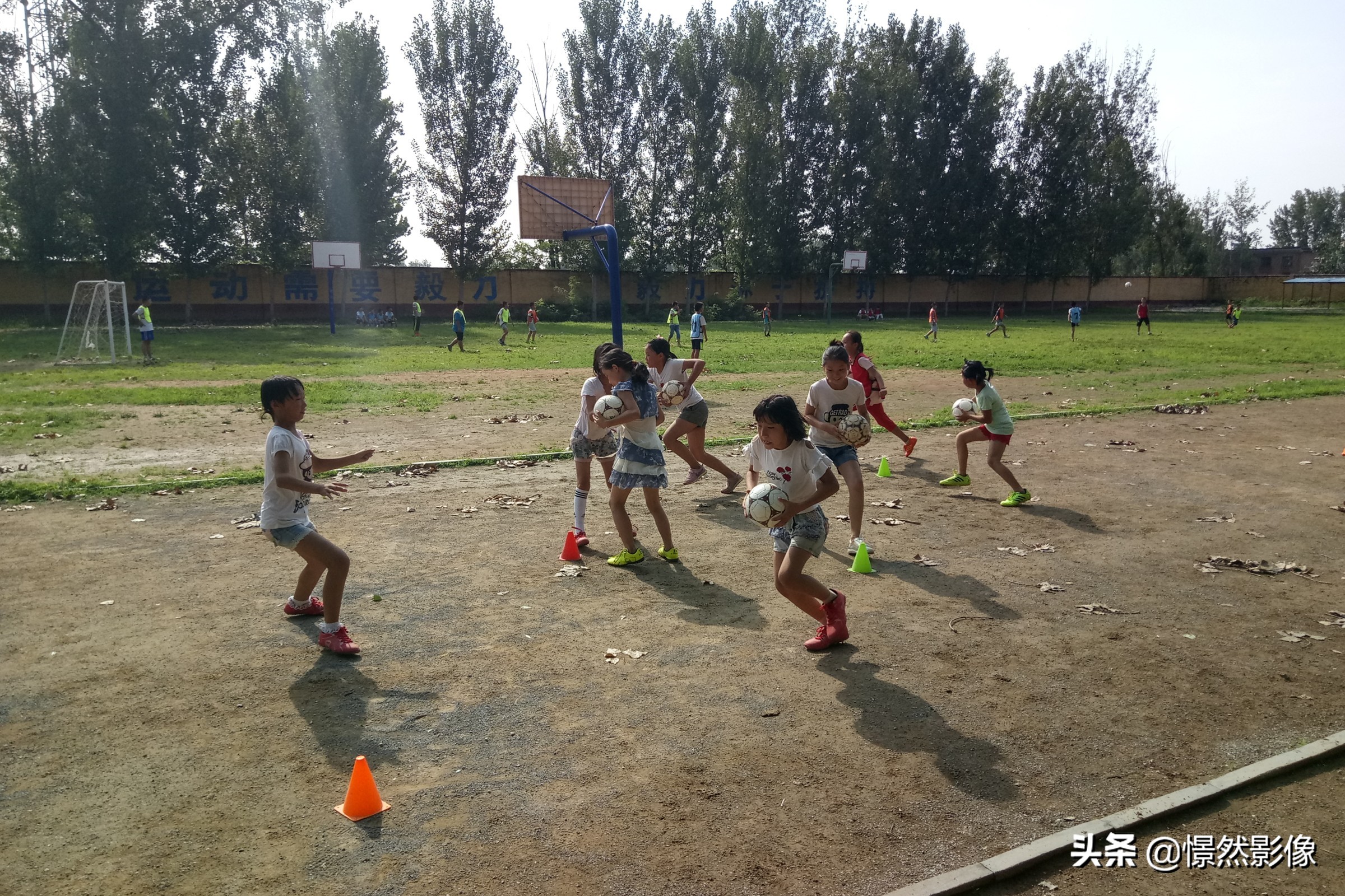 河北乡村隐匿着一支小学足球队晚上老师用车灯照亮操场训练