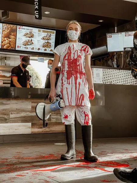 外国妹子冲进肯德基泼血怒吼：吃肉是大*杀屠**！网友们：有病？