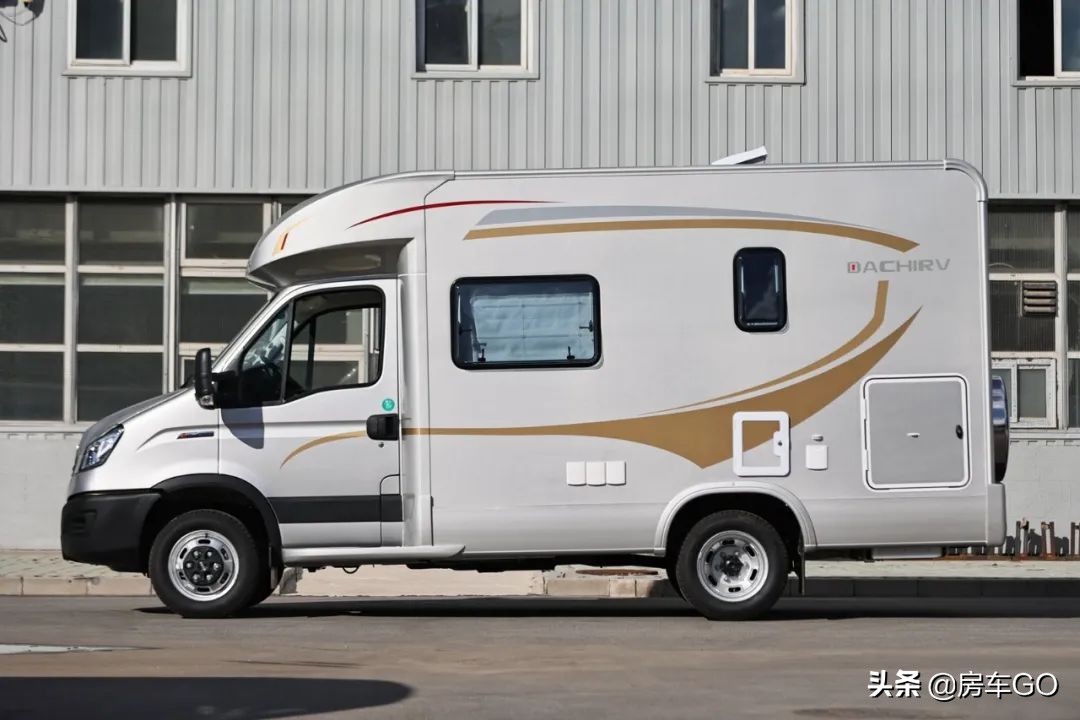 这台房车有5种充电方式，车内电器语音控制，卫生间也是干湿分离