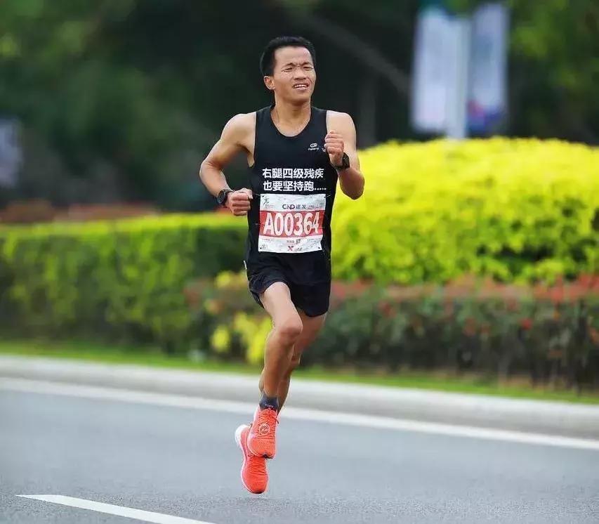 右腿四级残疾的他，全马跑进了3小时，背后的故事令人动容