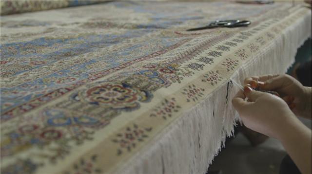 编织一块一块的拼接地毯视频,十分钟教你编织圆形地毯