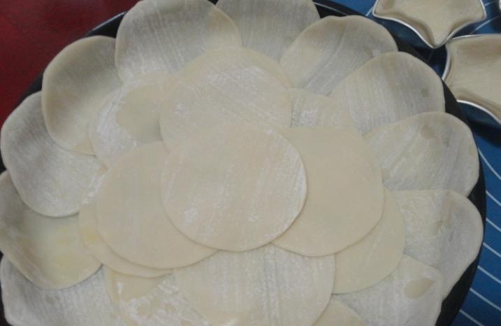 饺子皮用硬面还是软面,饺子皮用大的还是小的好