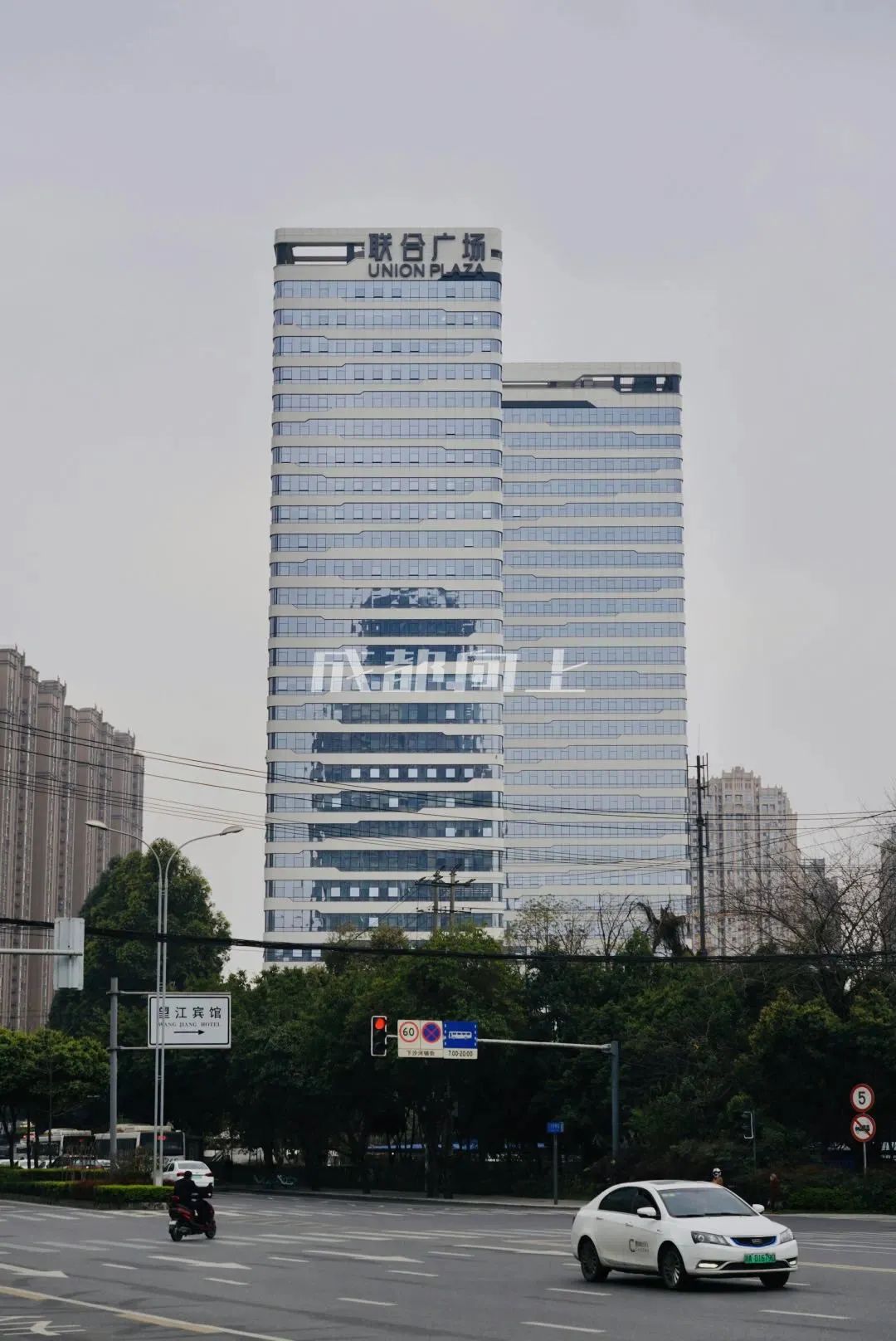 如何让成都变东京？网友：大LOGO收敛点