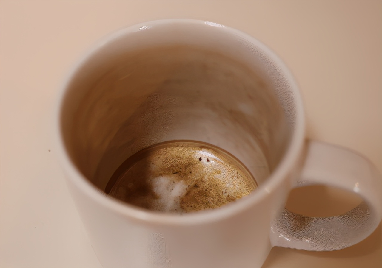 家里的杯子太脏怎样清理,生活用品清洗小技巧