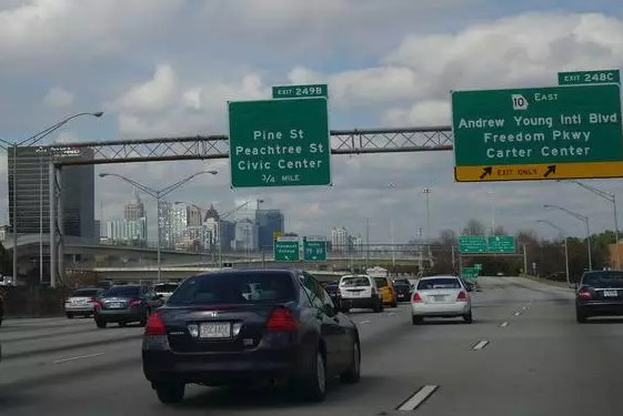 有外国驾驶证在中国算无证驾驶吗,国际驾照在中国开车怎么处罚