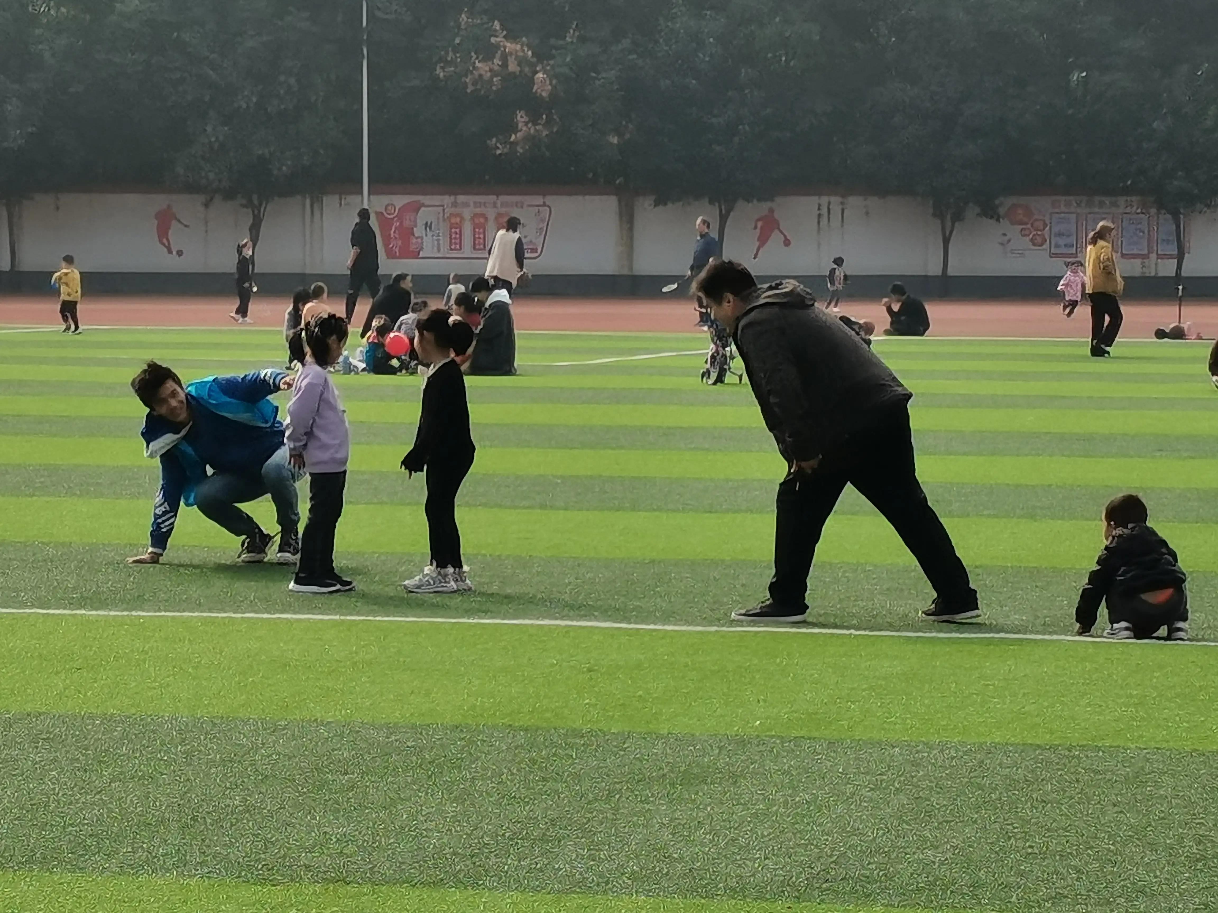 热闹的邓州体育运动场作者赵光选