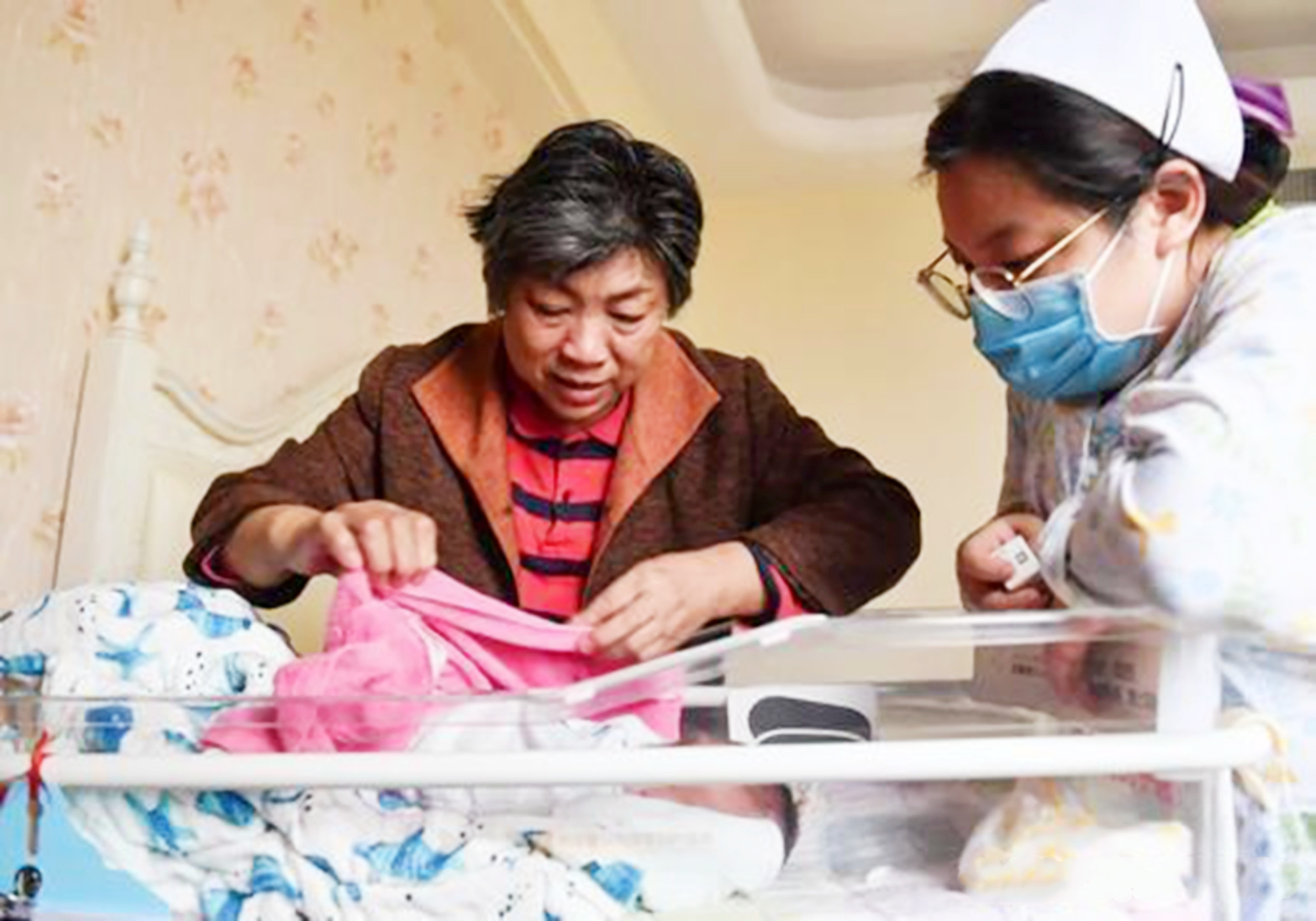 看不惯婆婆对她闺女好怎么办,看不惯婆婆照顾姑姑的孩子