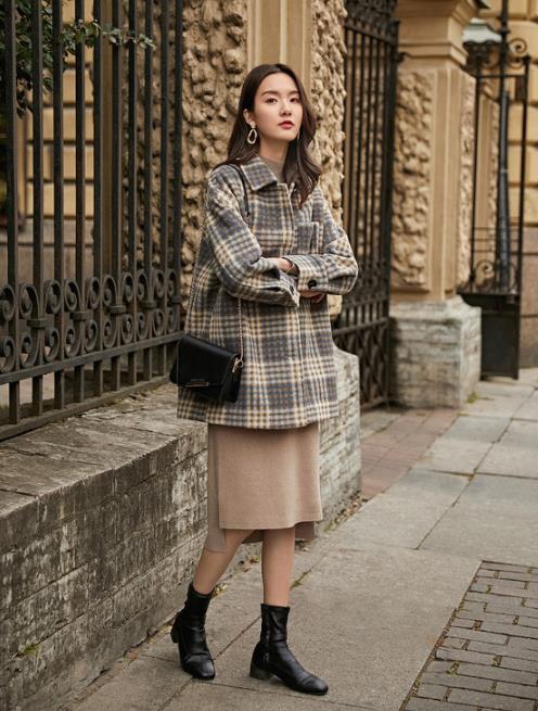 冬季最火穿搭秘籍:毛呢大衣搭针织连衣裙,让你秒变韩剧女主角