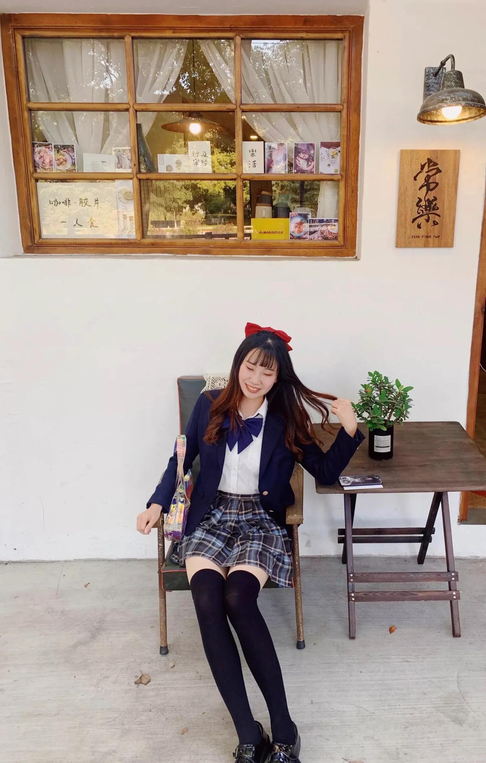 在校园穿JK制服是什么体验？回头率高么？