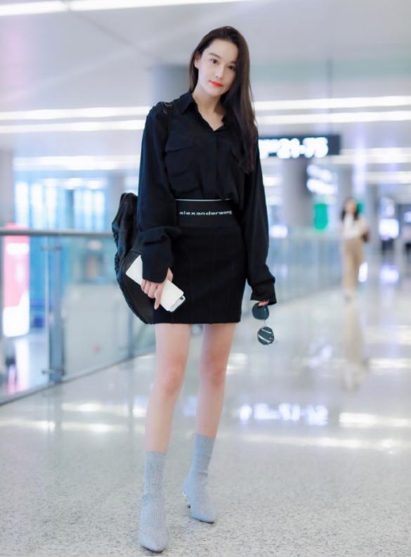 张馨予穿白色风衣尽显飒爽英姿,张馨予穿衣风格变了