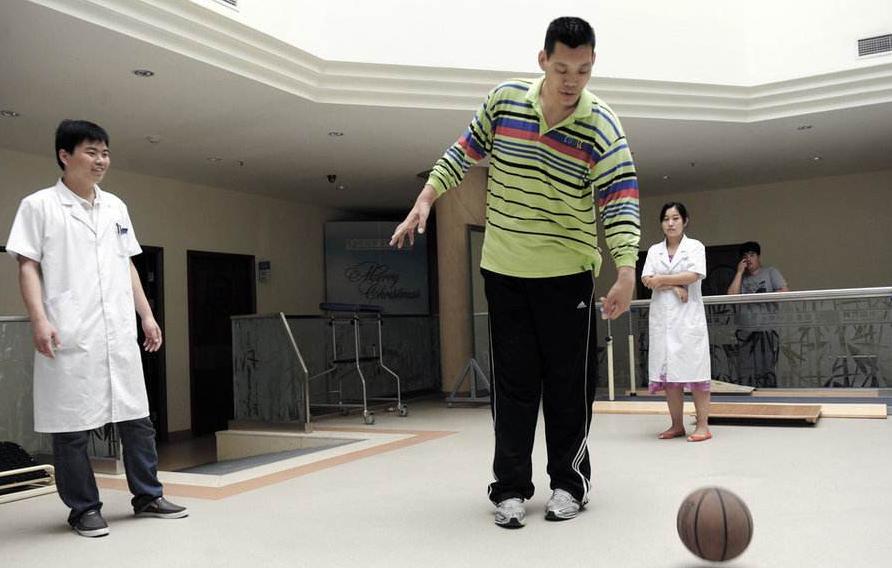 他曾是姚明队友，因伤瘫痪靠70岁老母亲照顾，母子二人靠白菜度日