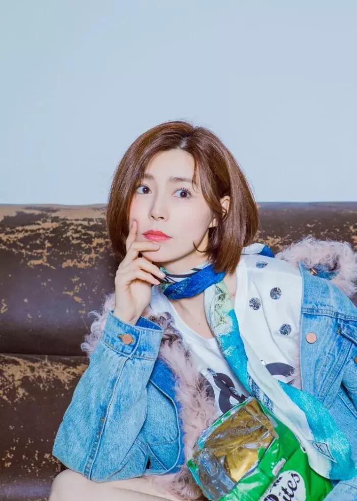 碎发太多怎么扎好看,扎高马尾额头前面碎发太多怎么办