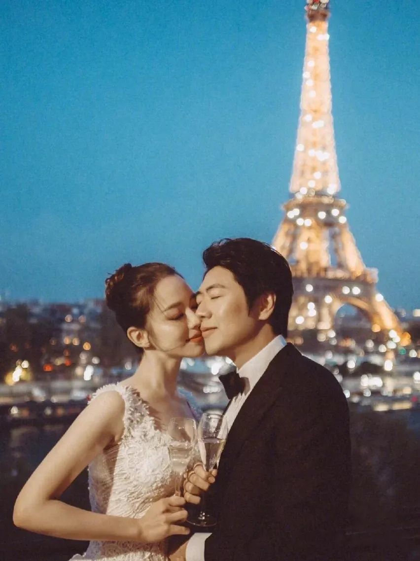 复古街拍拍婚纱照姿势,跟着明星get婚纱照万能姿势