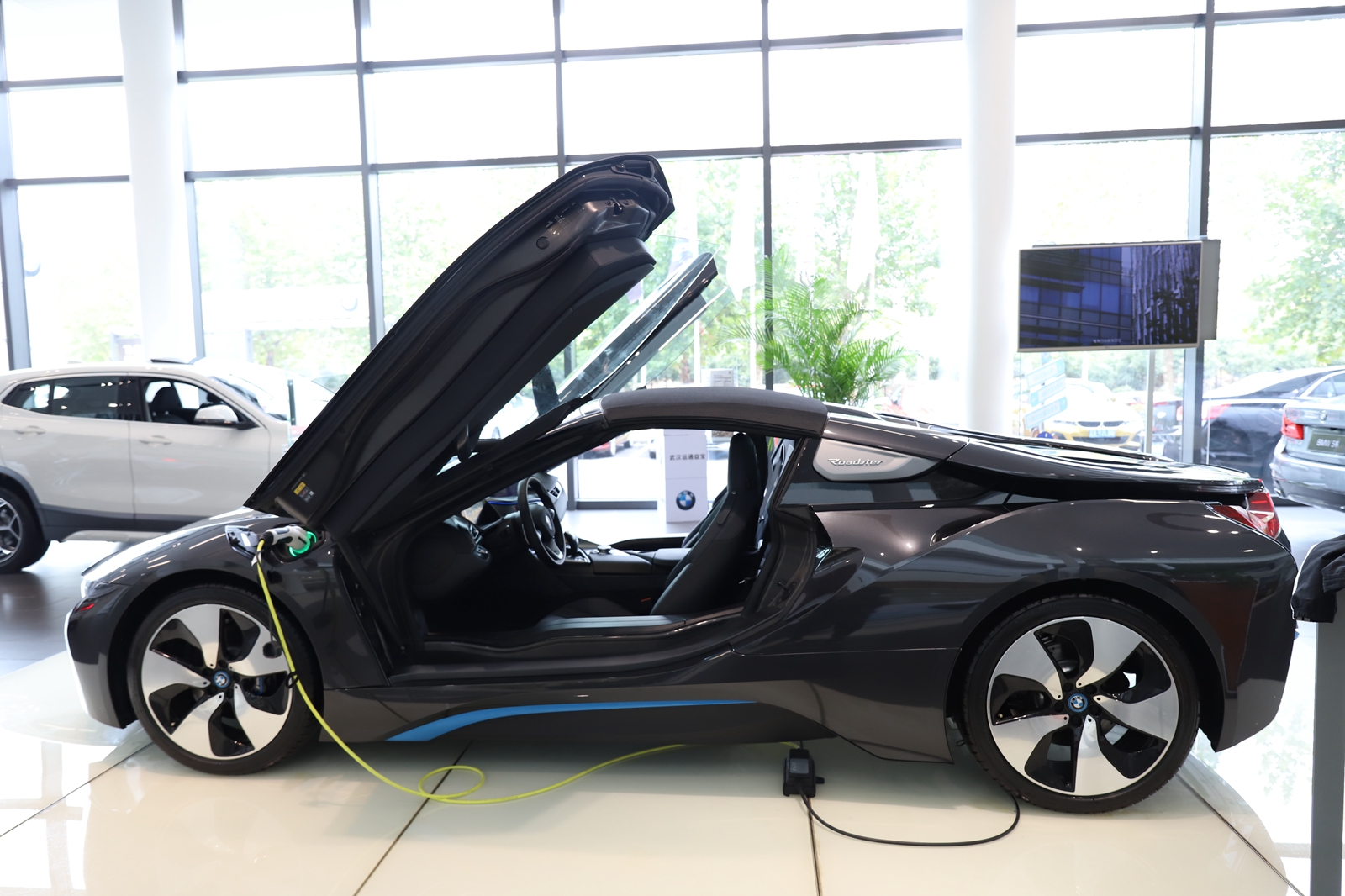 最新款4座宝马敞篷跑车,配有1.5自吸发动机的车