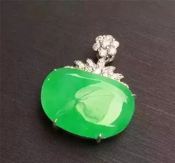 龙石种翡翠就是玻璃种吗,龙石种翡翠与帝王绿翡翠哪种贵