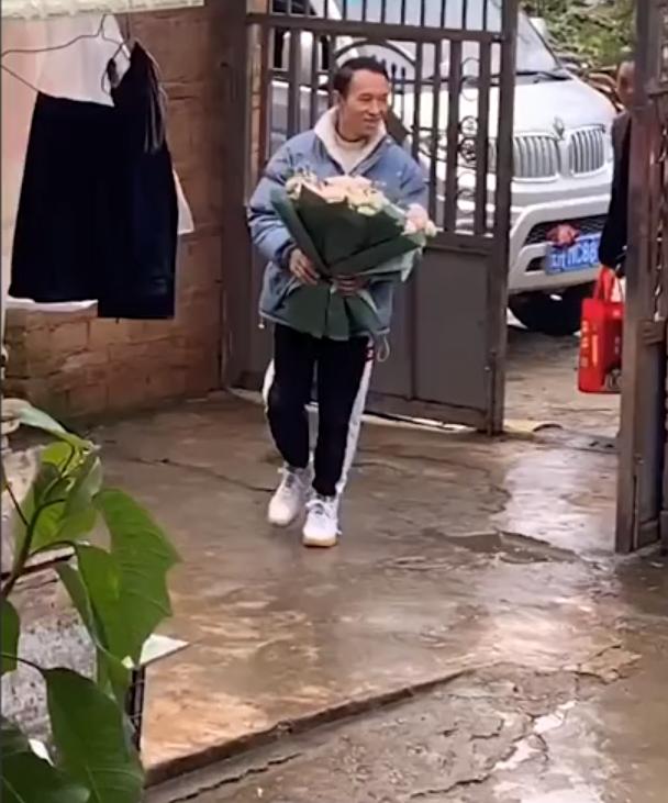 云南00后恋人定亲，男方穿袄子，女生系围裙迎接自嘲“太寒酸”