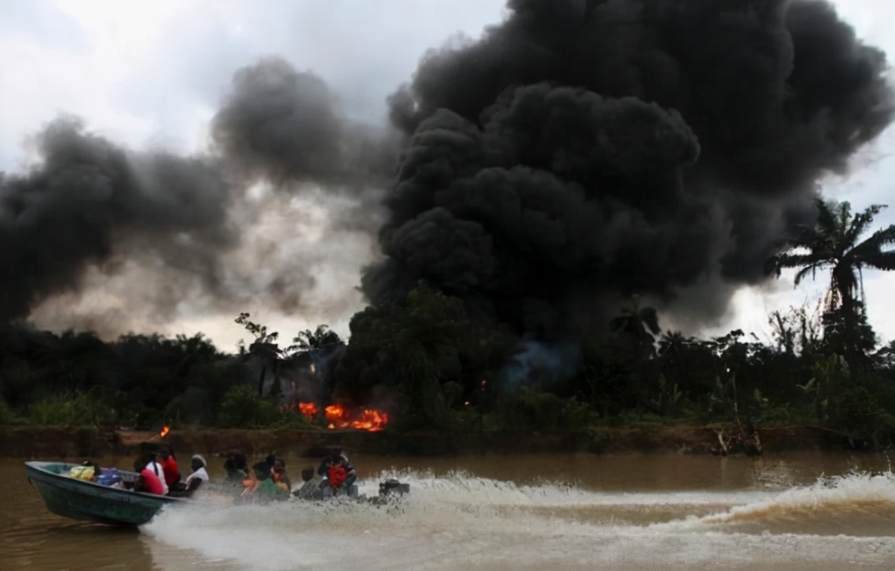 非洲偷石油有多疯狂？高危钱多每升仅卖4元，一年狂赚500亿