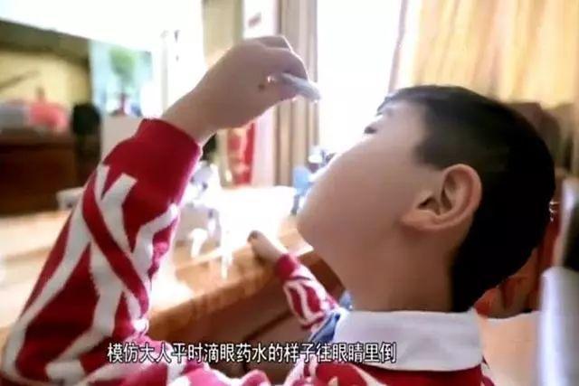 儿子误把502胶水滴到眼里,把502胶滴到女儿眼睛里