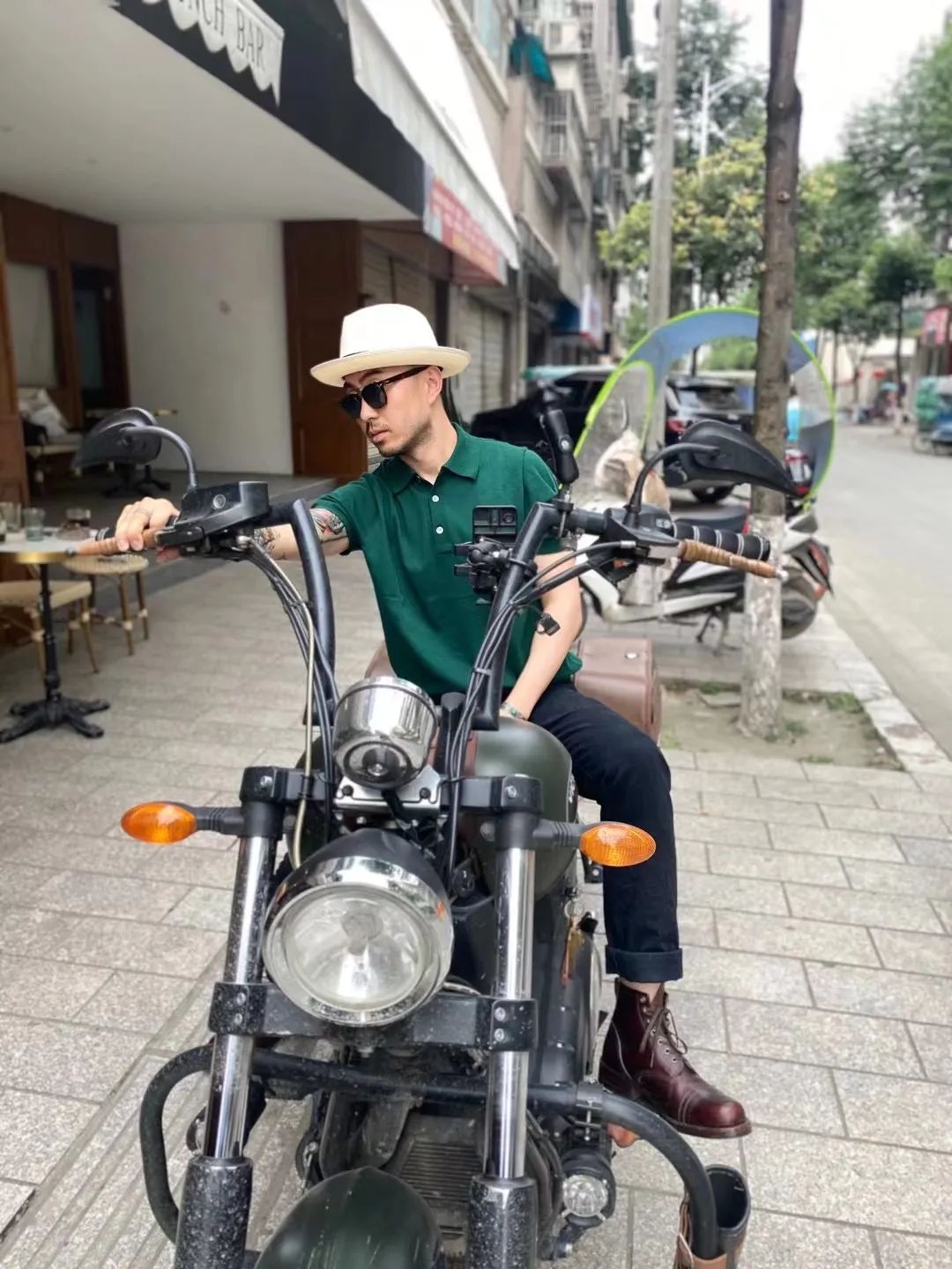 成都帅大叔卖周边,这群怕老婆的男人,偷拿私房钱也要买