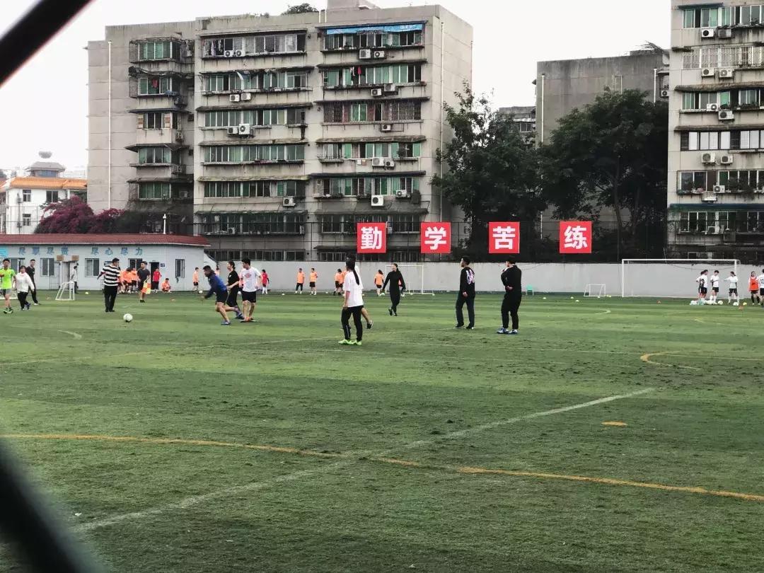 成体,一所靠“抓小偷”牢牢锁死热搜的学校