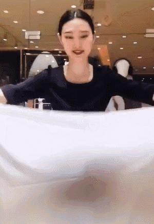 羊绒围巾这样戴简单又时尚,丝绸面料的围巾的系法