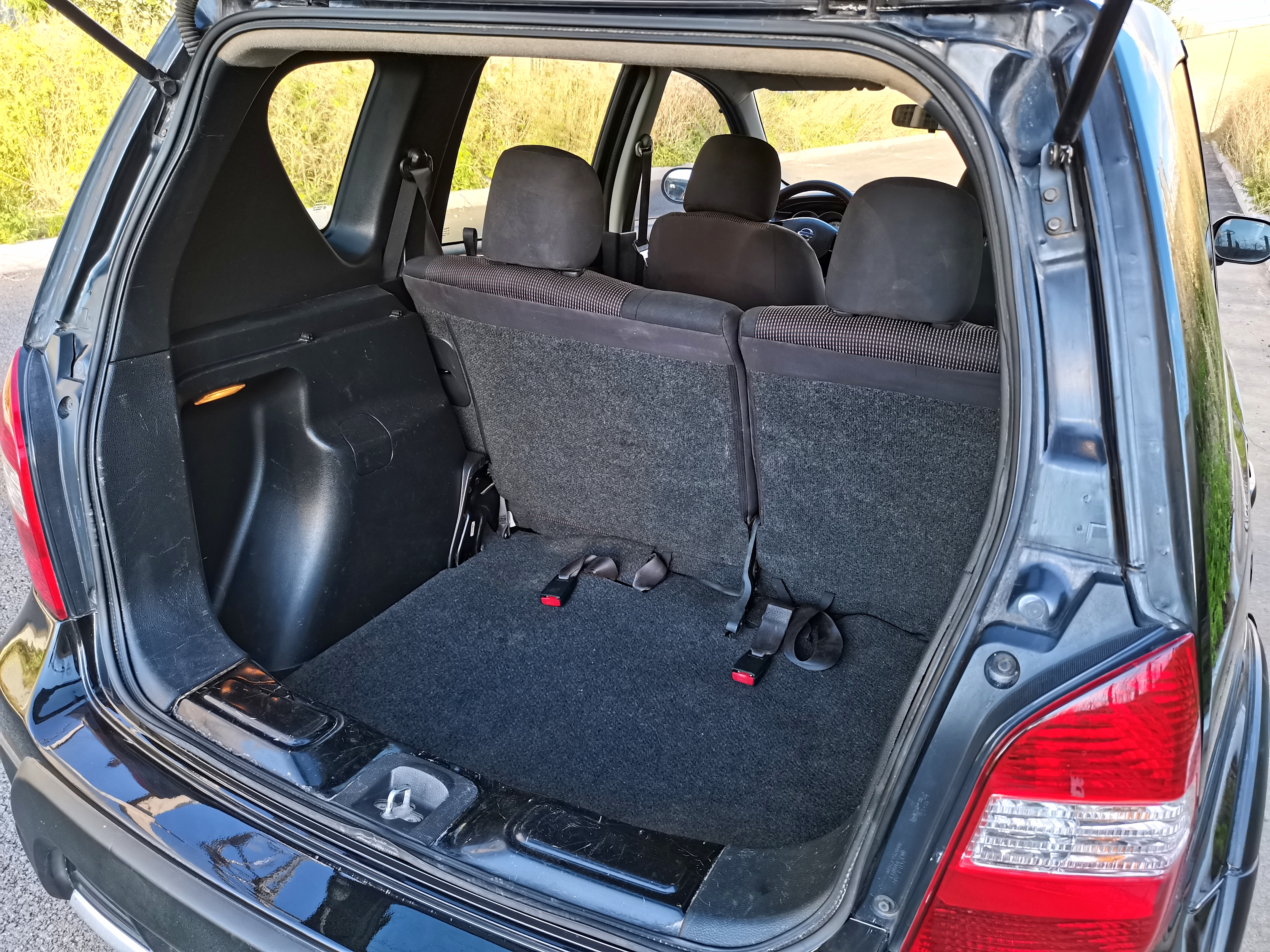 日产小面包车,实用家庭代步车日产骊威