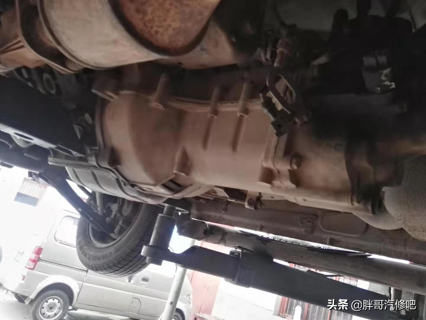 踩下离合器踏板有异响声,十有八九是分离轴承问题,胖哥拆解维修