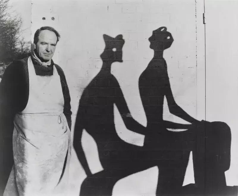 著名雕塑家亨利摩尔的作品,亨利摩尔艺术风格