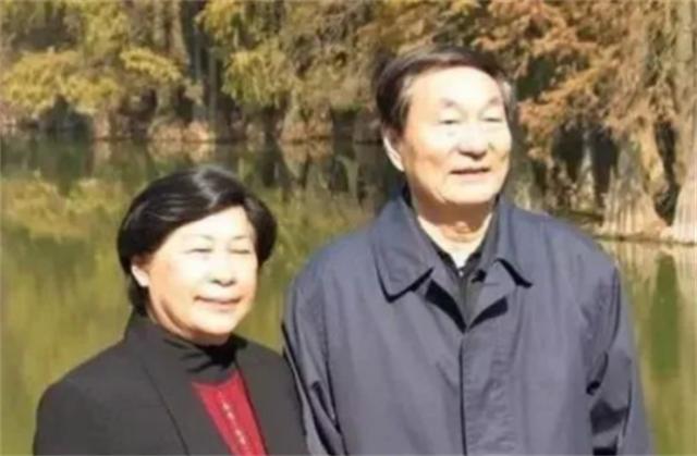 走近*镕基朱**及其家人：妻子劳安很“可爱”