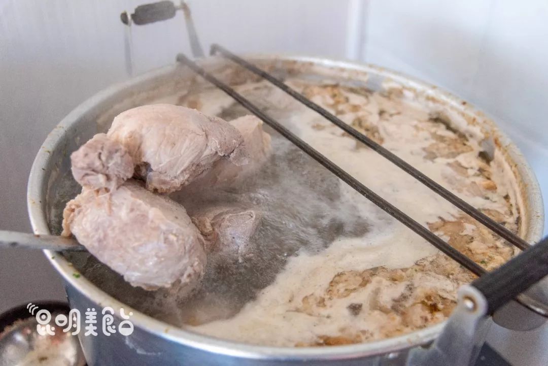 昆明330天都在排队的卤面馆，不收钱收饭票，只卖到下午2点