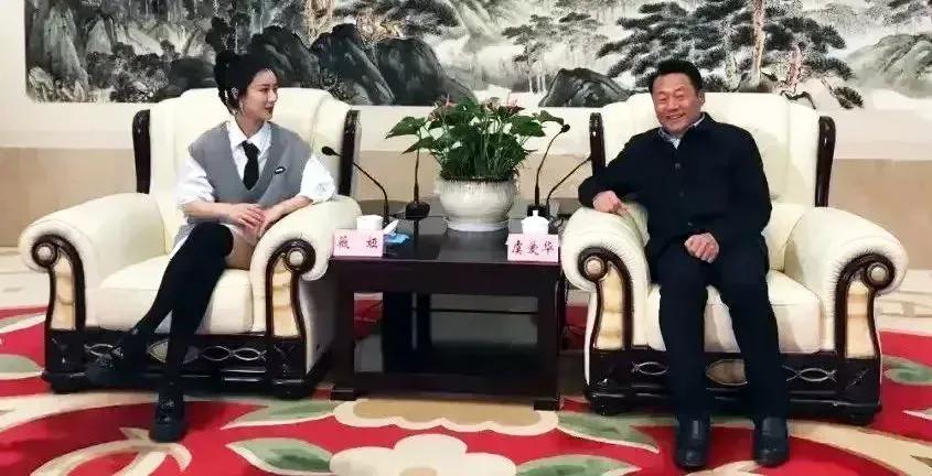 薇娅与领导会谈完整版,薇娅和领导会谈姿势礼仪